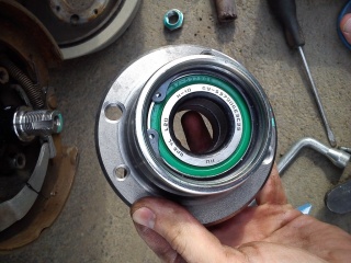 Замена подшипника ступицы Dodge Stealth  