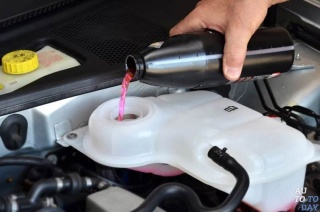 Доливка технической жидкости Dodge Stealth   Доливка технической жидкости Dodge Stealth